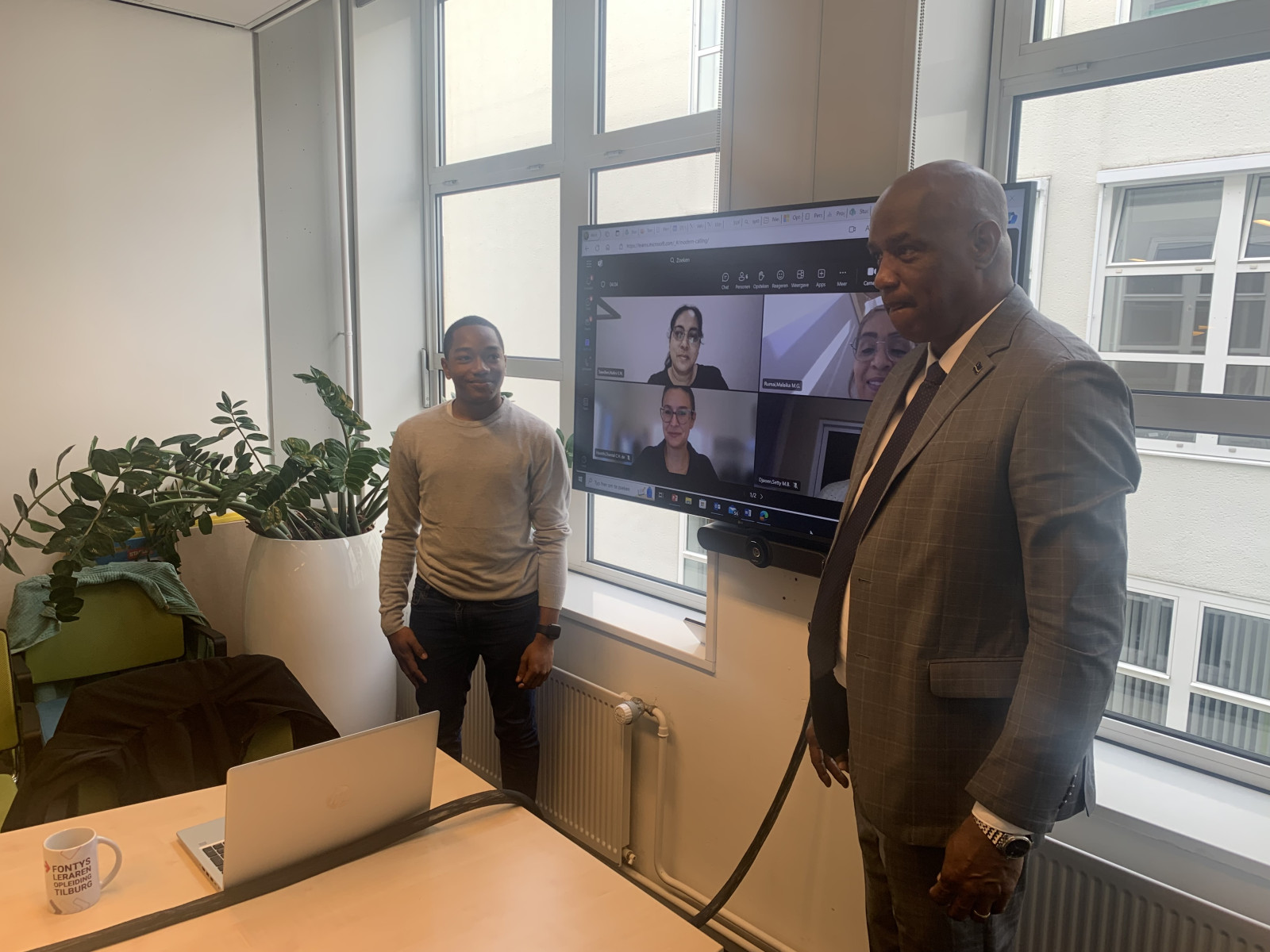 De minister met enkelen van de masterstudenten voor wie hij nog een verrassing in petto had 