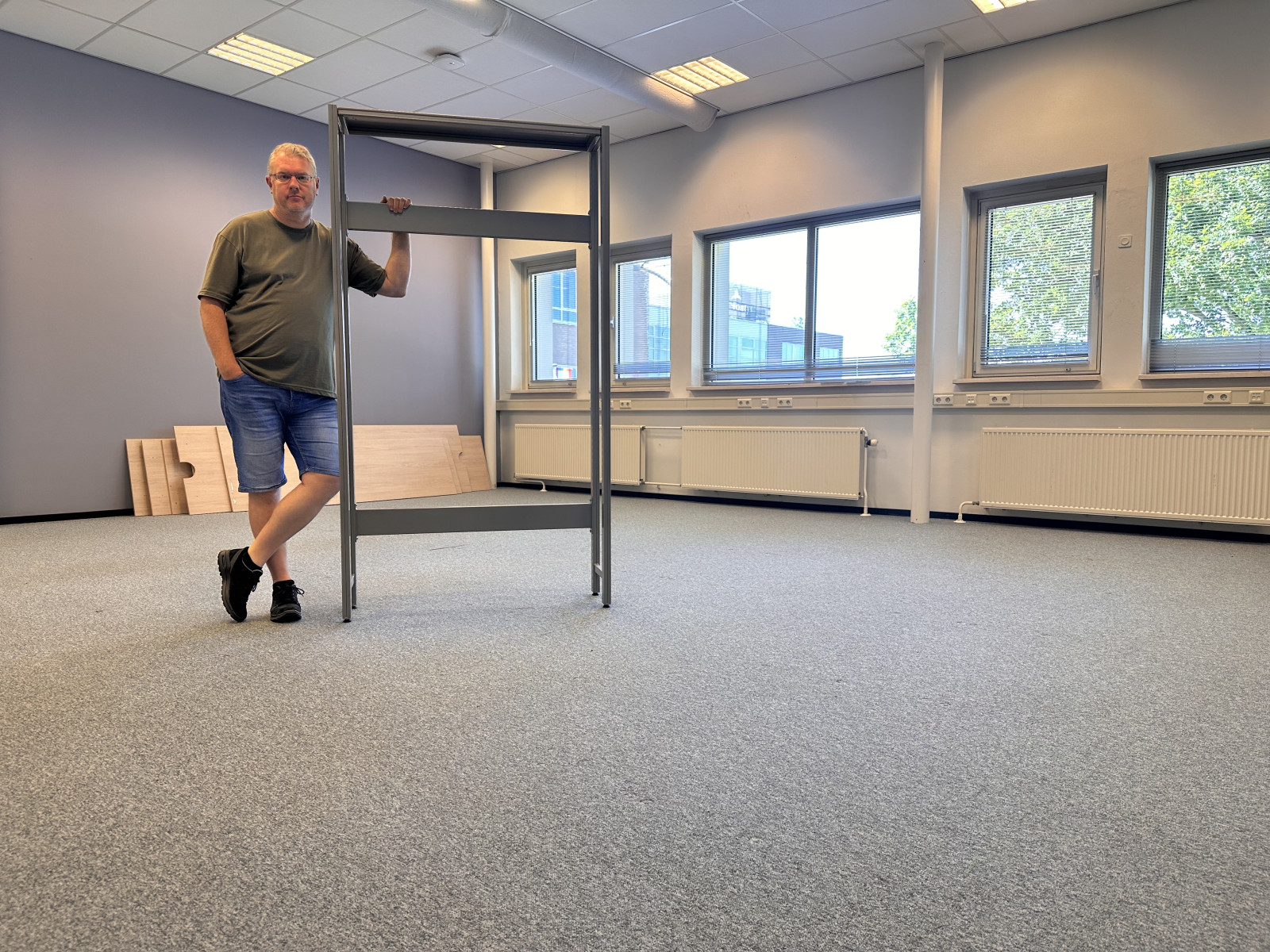 Oud-mediatheekmedewerker Dave Böskes in een lege mediatheek.