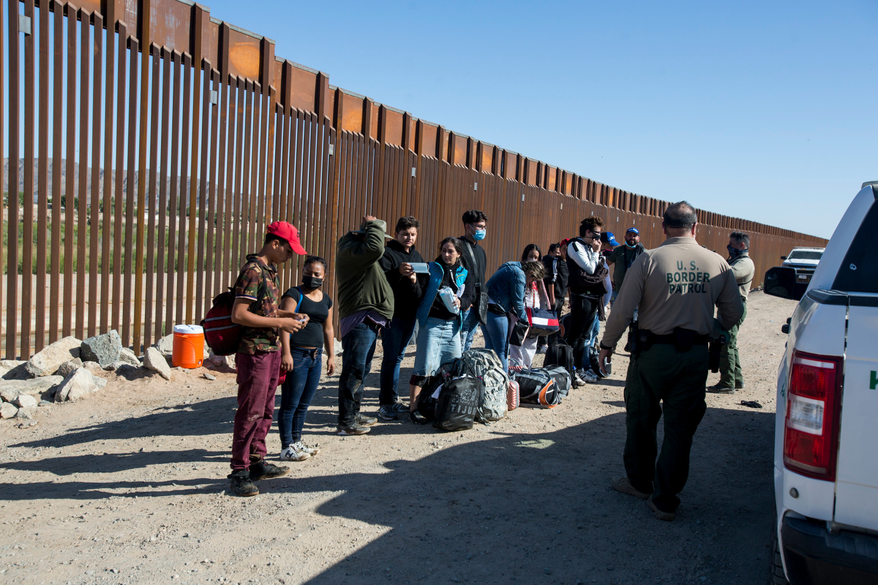 Illegale immigranten die zijn aangehouden aan de Amerikaanse grens met Mexico