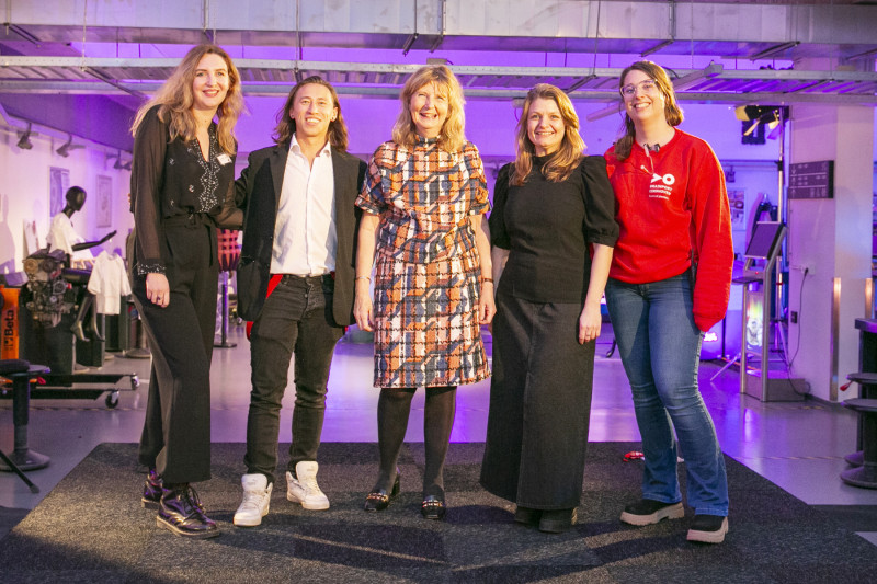 Elle Hueting (midden) tijdens de Fashion Tech modeshow