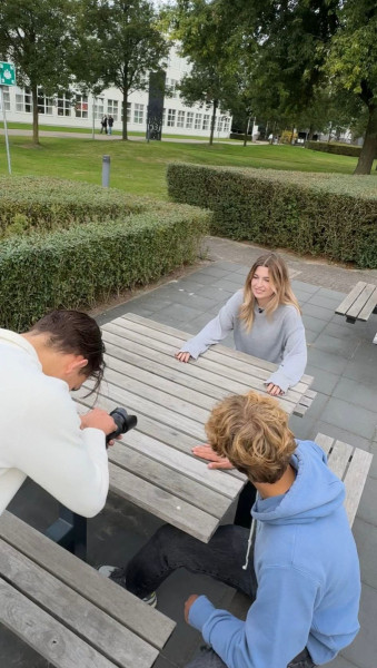 Studenten (met Reinoud rechtsonder) zijn druk met de voorbereidingen van de Tilburg Student Run
