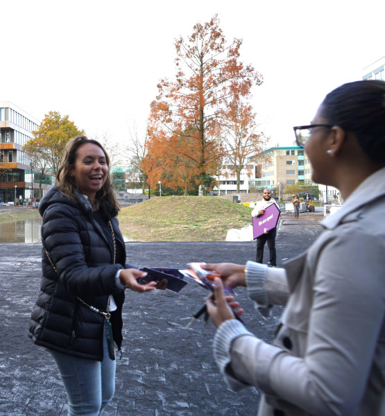 Latoya Dankers deelt wegwijzers uit aan studenten