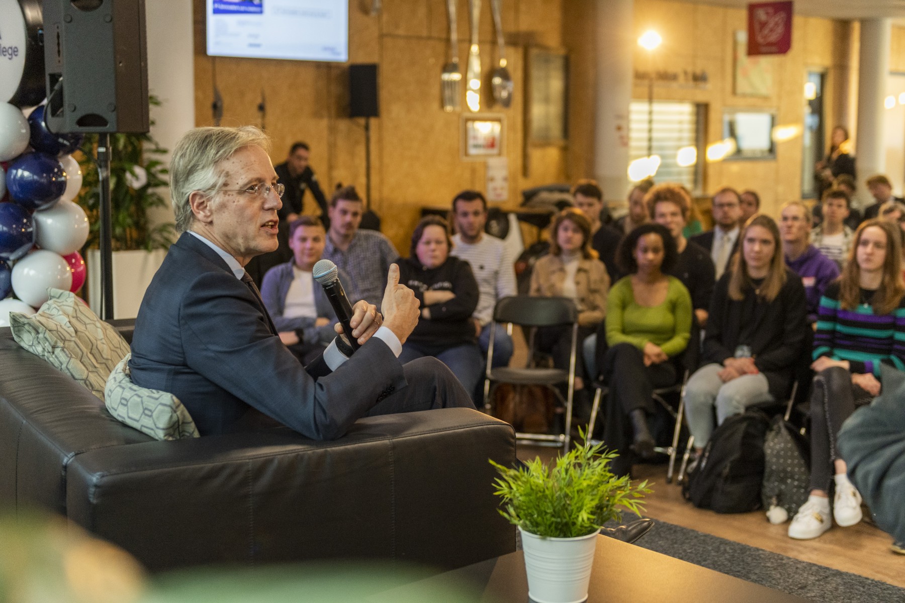 Minister Dijkgraaf in debat met Eindhovense studenten tijdens een werkbezoek in februari van dit jaar.