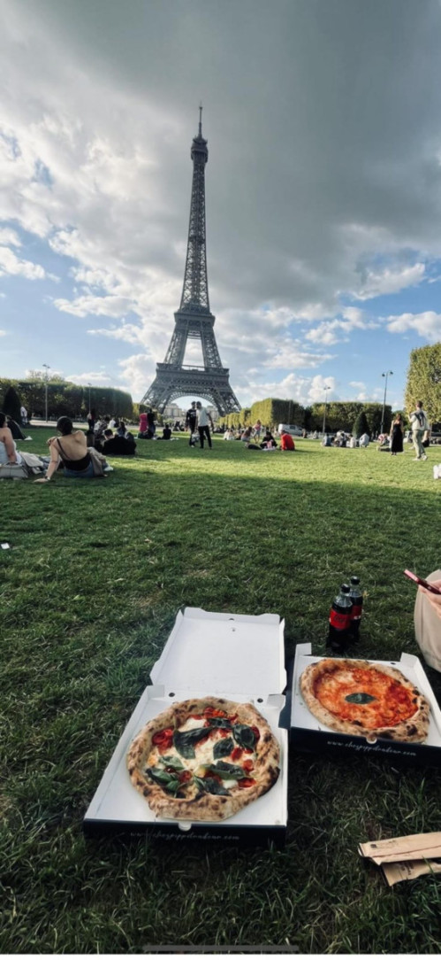Samen pizza eten bij de Eiffeltoren