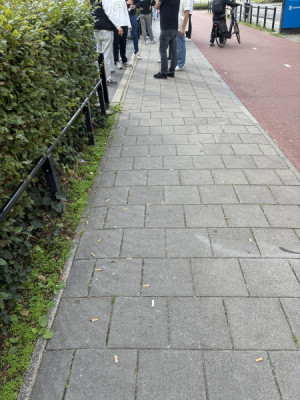 Peuken op straat rond de campus Rachelsmolen. Twee meter verder staan nota bene vuilnisbakken en oproepen om daar je peuk in te gooien. Milieubewust gedrag zit vaak in kleine, makkelijke acties.