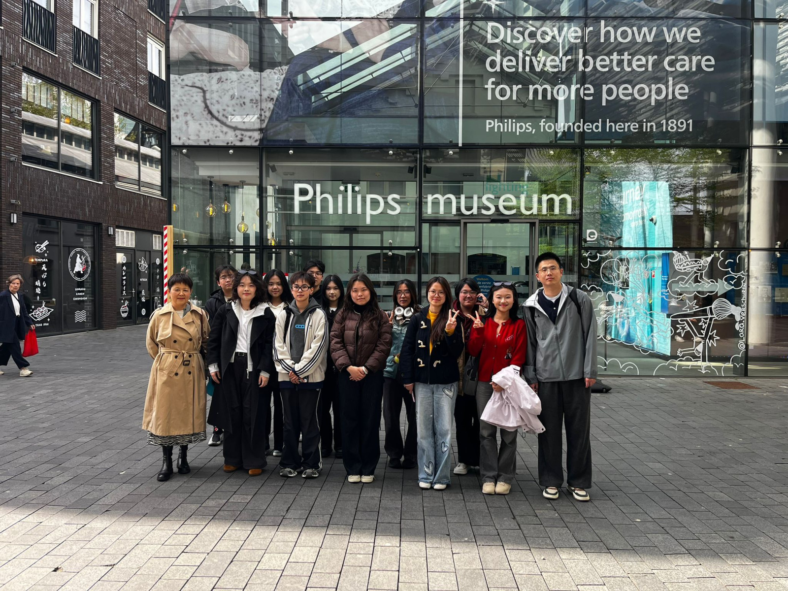 De Chinese studenten en hun twee docenten op bezoek bij het Philips Museum