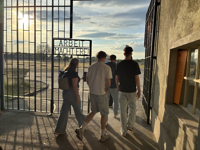 De studenten betreden de officiële ingang van kamp Sachsenhausen
