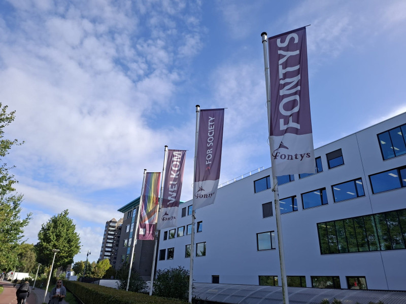 Links een Pride-vlag, campus Rachelsmolen