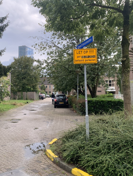 Sinds vorige week kost het 2 euro per uur om in de wijk te parkeren