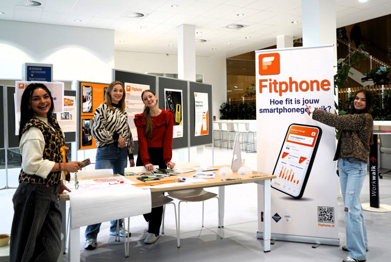 Mirthe, Iris, Julia en Tanja (vlnr) op de expositie van Fitphone
