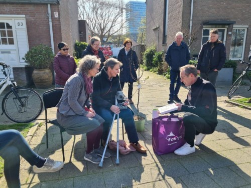 Niels van Maaren overhandigt het materiaal aan de natuurwerkgroep