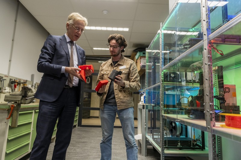 Minister Dijkgraaf tijdens een bezoek aan Fontys Nexus vorige maand