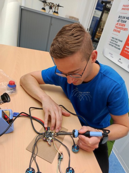 Bram van den Boom sleutelt aan zijn  transportdrone.
