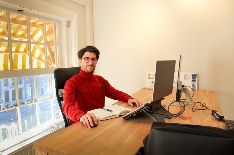 Arya Hashemi Nasab aan het werk bij De Buitenboordmotor.