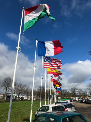 De 'vlaggenparade' bij de Fontyscampus in Venlo, waar meer internationale dan Nederlandse studenten onderwijs volgen.