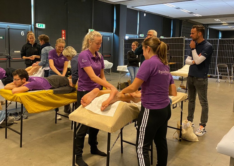 Fysiotherapiestudenten aan het werk bij de vorige marathon.
