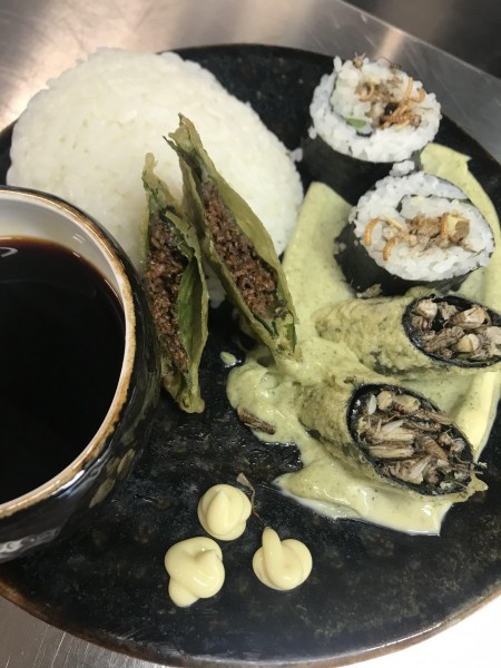 Sushi met insecten.