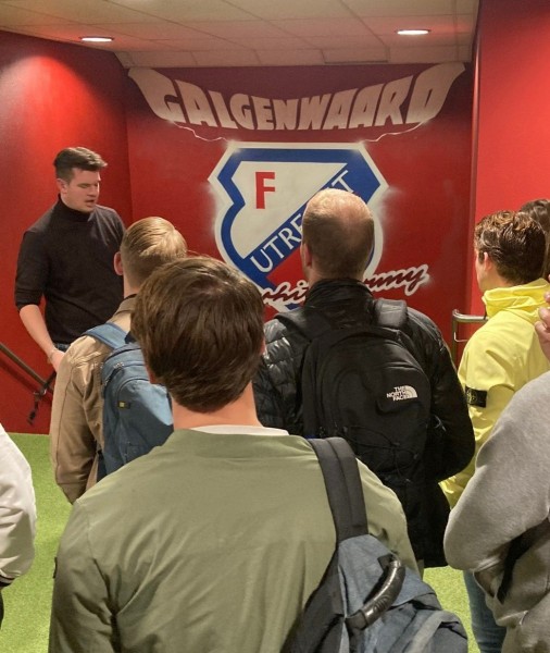 Nathan Voet van FC Utrecht geeft een rondleiding door Stadion Galgenwaard. 