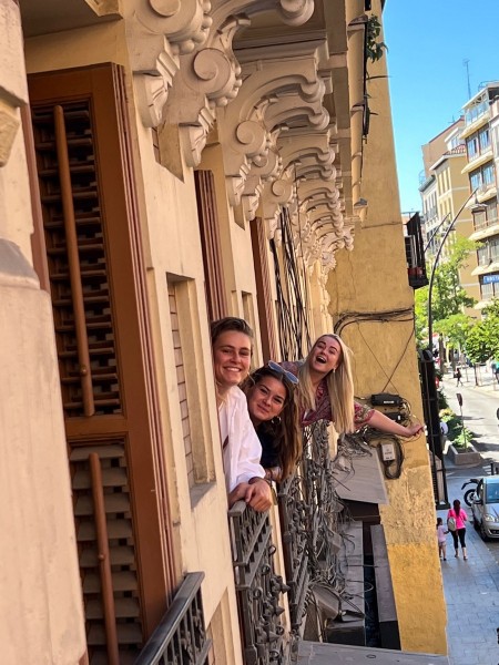 Nina Mutsaers (midden) in Madrid.