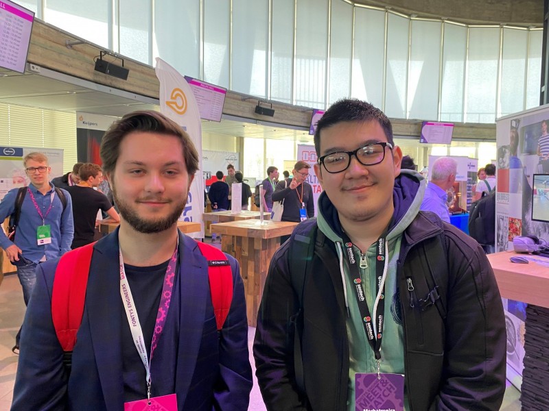 Pieter, tweedejaarsstudent Werktuigbouwkunde  (links) en Kevin, tweedejaarsstudent Mechatronica