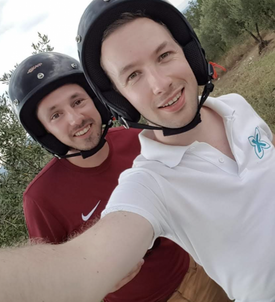 Eric (r) en zijn vriend