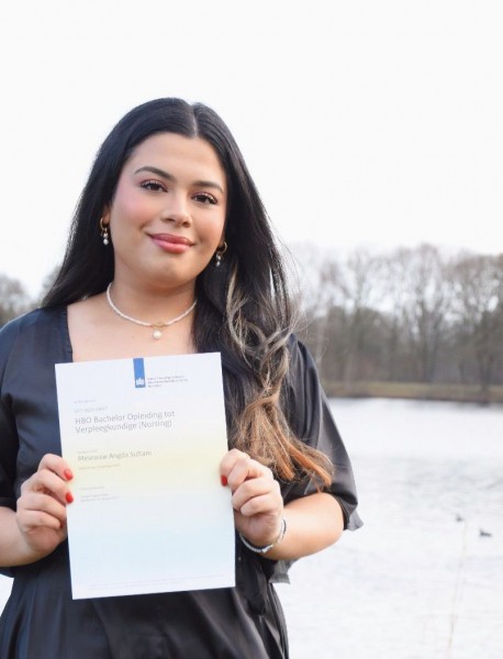 Angila met haar diploma