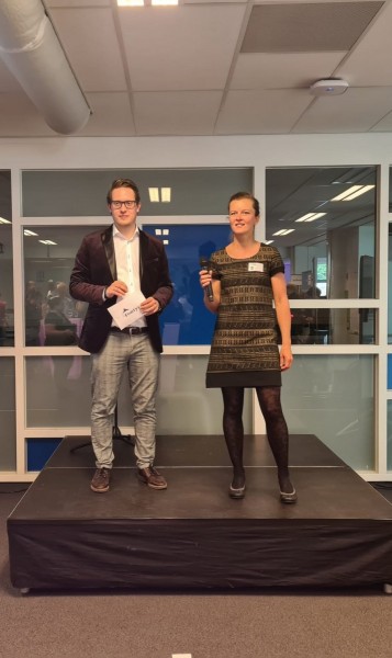 Joke Manders (r) tijdens de officiële opening