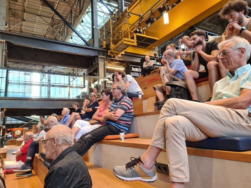 Het publiek luisterde aandachtig