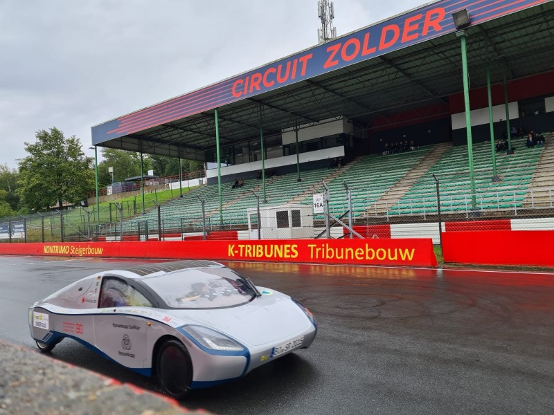 Een auto van een ander team