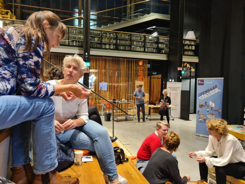 Bezoekers met elkaar in gesprek