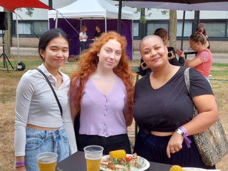 Ying Qi, Miriam en Ashley