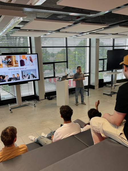 Samuil Angelov tijdens zijn workshop