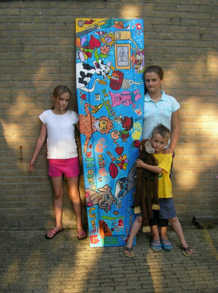Thijs met zijn twee oudere zussen
