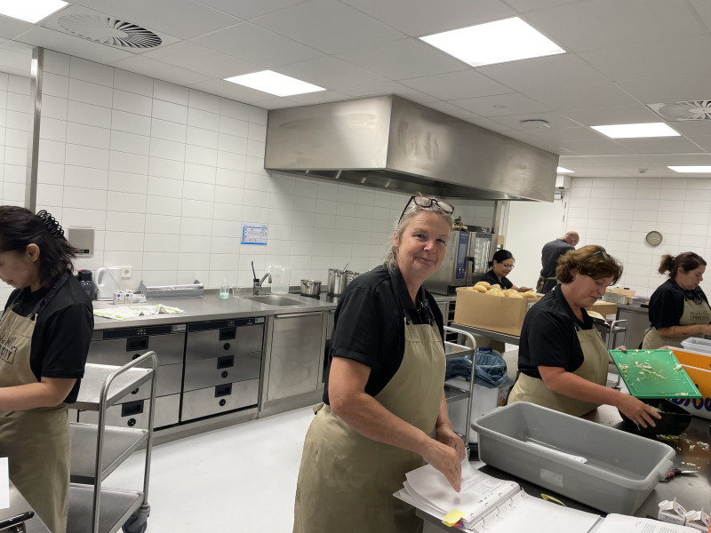 Monique van Bragt aan het werk in de keuken van het restaurant