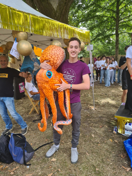 Een van de winnaars met zijn octopus