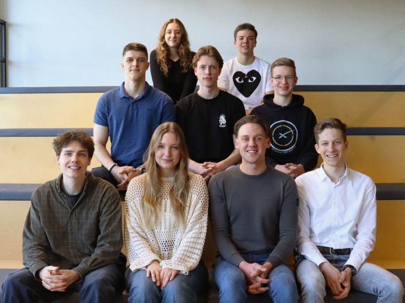 Lucas (midden) en Sjoerd met medestudenten die hen afgelopen jaar hielpen bij het ontwikkelen van SimplePark