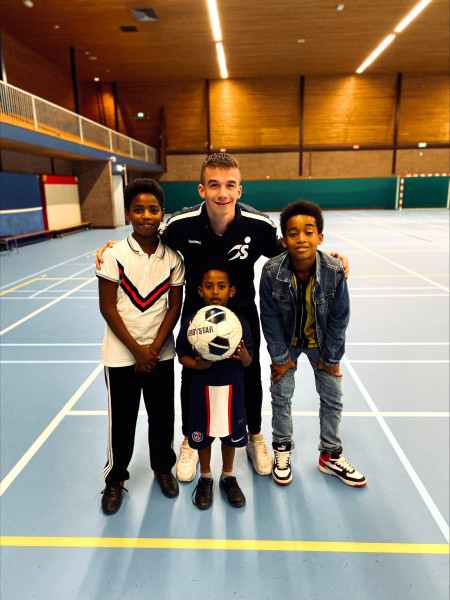 Stuart met jonge vluchtelingen 