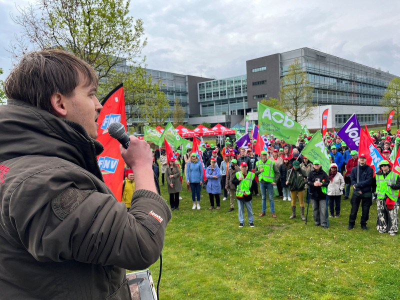 Fontysstudent Laurence spreekt de demonstranten toe