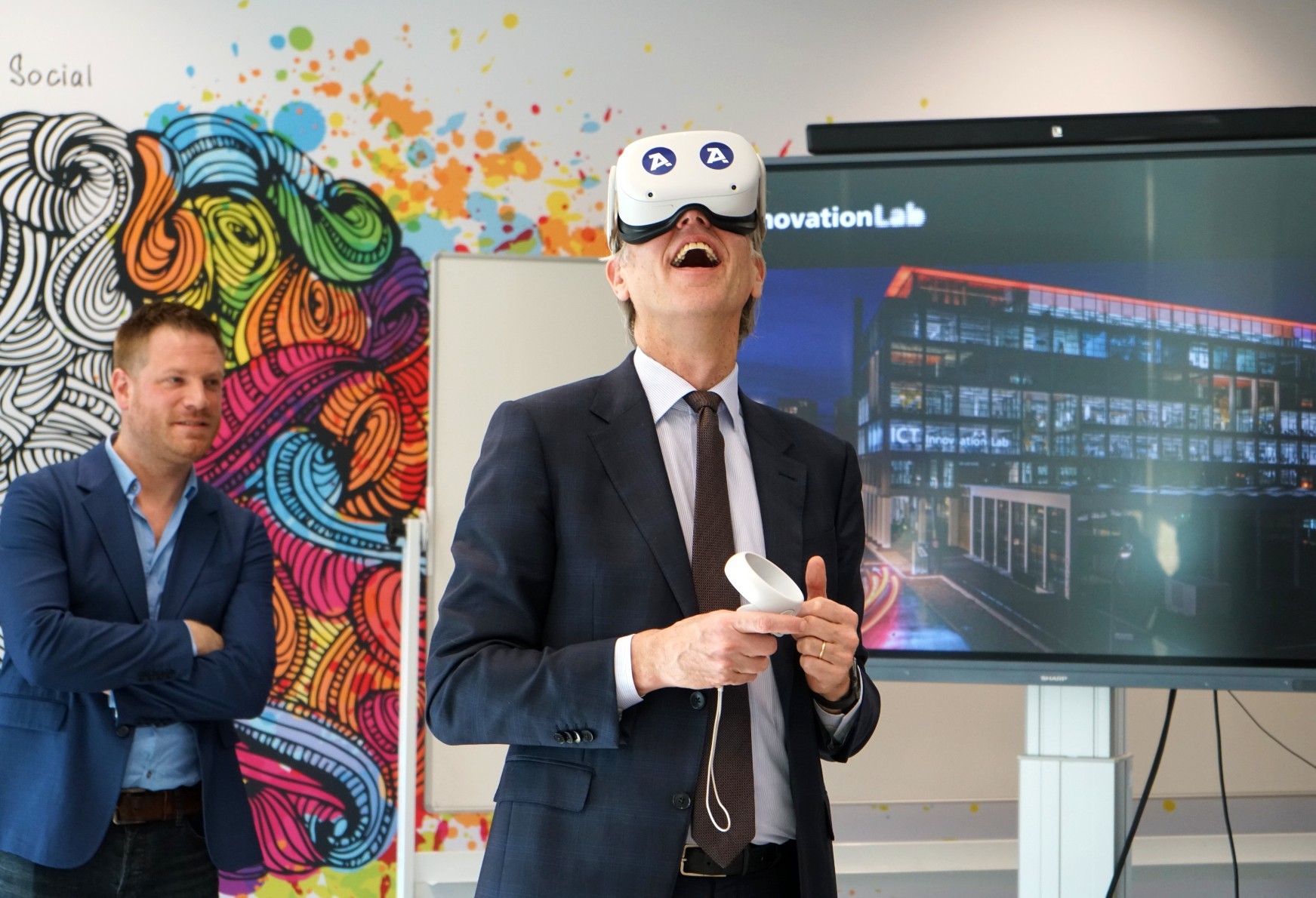 Minister Dijkgraaf bij een bezoek aan het Innovation Lab in Nexus. 