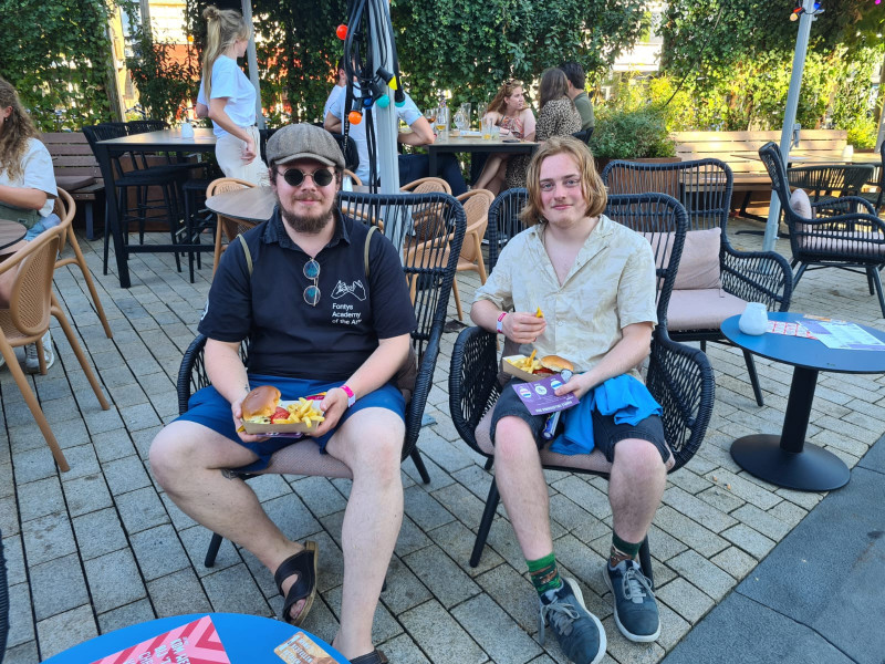 Twee studenten van Fontys Academy of the Arts genieten rustig van hun maaltijd
