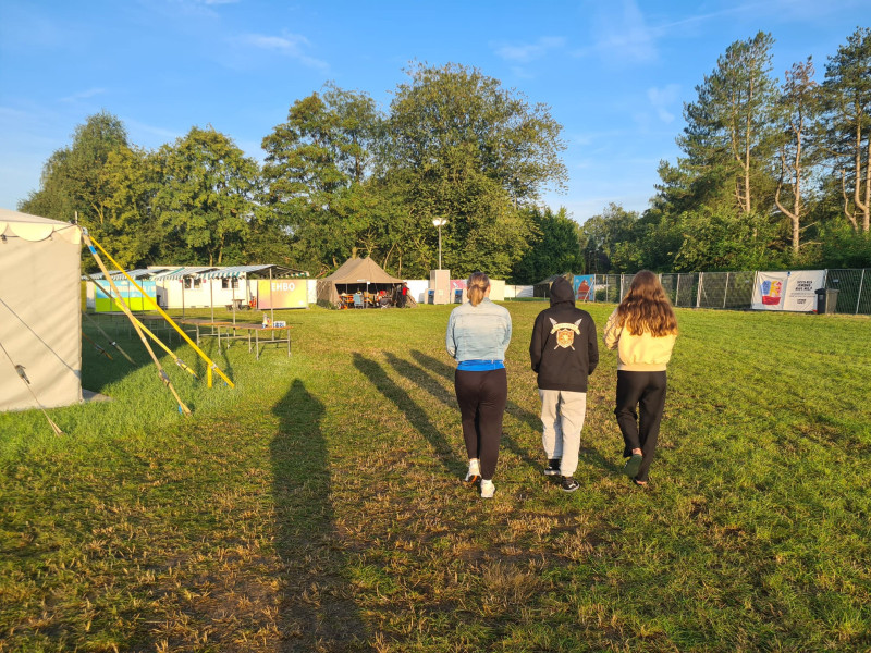 Lieselot, Mars en Saar lopen verder over de camping