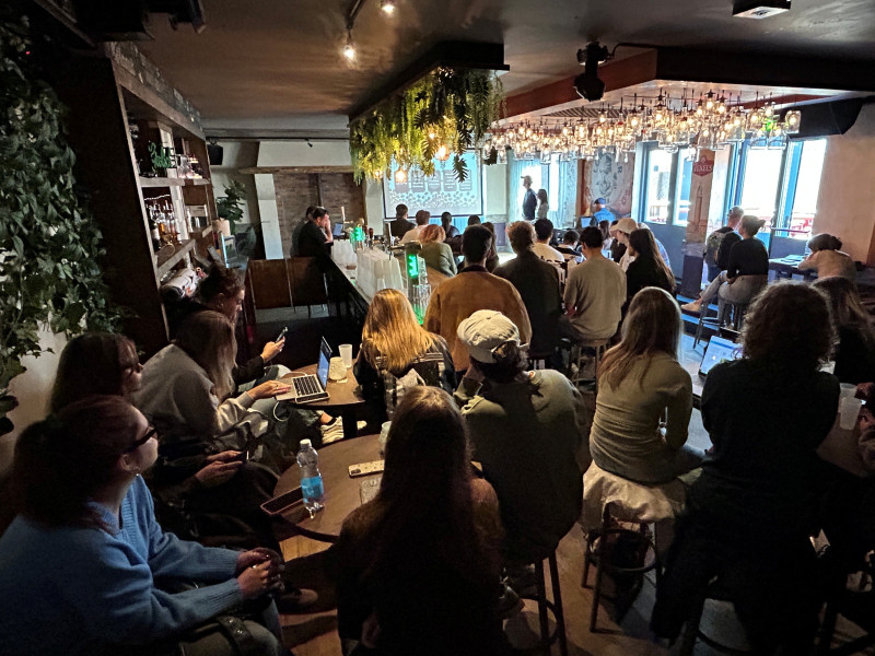 De studenten bij Café Bakker