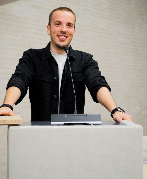 Nick achter het spreekgestoelte in de Eindhovense raadszaal