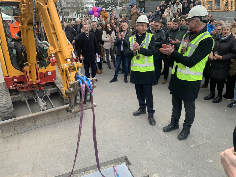 Burgemeester Dijsselbloem (l) en Joep Houterman bij de officiële opening van de nieuwbouw op campus Rachelsmolen in maart van dit jaar.