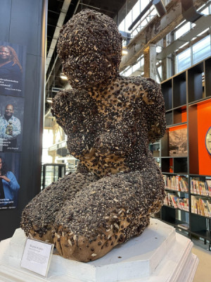 Het kunstwerk van hommels van Tommy van der Loo