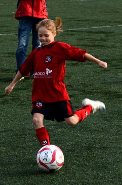 Veerle bij FC Bemmel, als klein meisje.