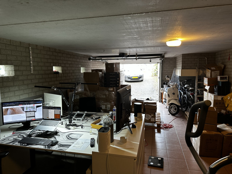 De garage waaruit Genti werkt