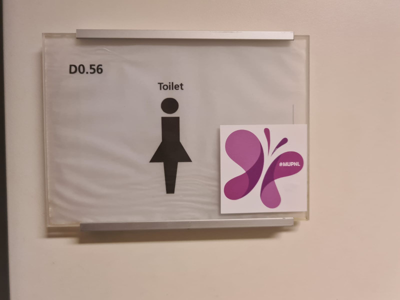 Het paarse vlindertje van MUP op een van de toiletten