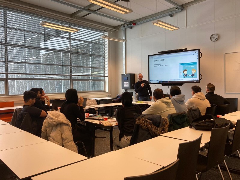 Michael Brand geeft Nederlandse les aan een groep vluchtelingstudenten die de prebachelor volgen