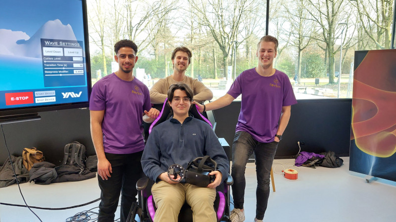 Fernando (zittend) met zijn team.